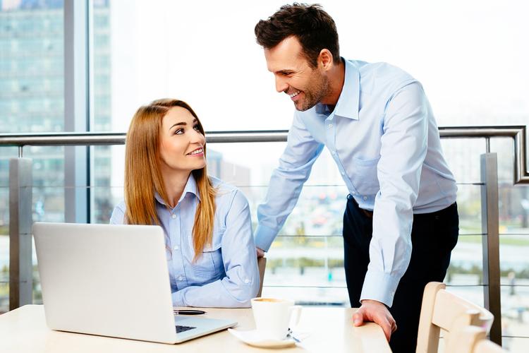 2个老板管1个员工，谁听谁的？-图1