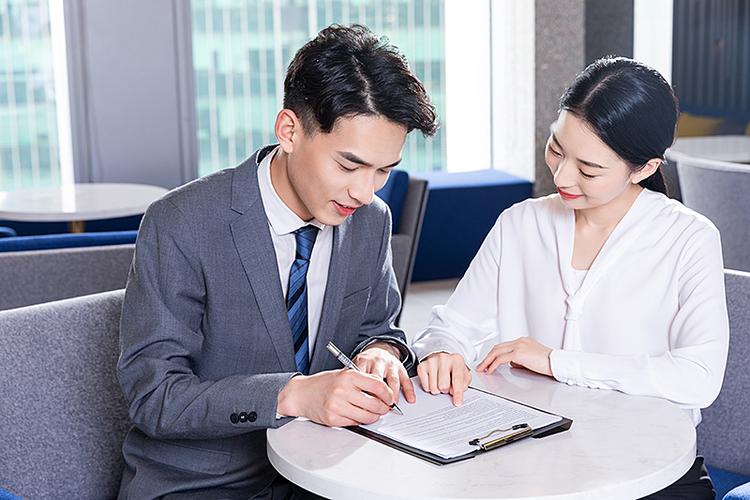 为何仅两人却配主管？-图1